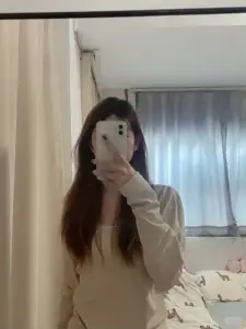 Tấm gương phòng ngủ bắt cô gái áo kem chụp ảnh, rèm sáng phủ màu dịu mắt