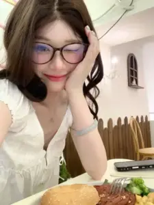 Bữa ăn nhỏ trở nên vui hơn khi gái đẹp đeo kính áp tay lên má