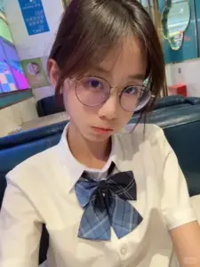 Bộ đồng phục trắng xanh làm ảnh gái xinh đeo kính cute mang màu học đường