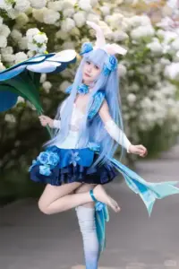 Giữa vườn hoa trắng, mỹ nhân anime tóc xanh ngồi tạo dáng với váy ngắn xanh dịu