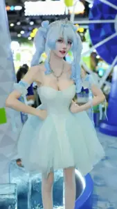Sân khấu ánh xanh tím khiến nữ coser tóc xanh mặc váy trắng trông lấp lánh đáng yêu