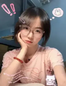 Ánh sáng ban công phủ lên mái tóc, nàng áo sơ mi trắng chỉnh kính duyên dáng