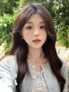 Gương mặt mộc mạc của cô gái tóc xoăn nhẹ nổi bật giữa nền cây và ánh sáng tự nhiên
