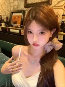 Ánh đèn vàng trong quán làm gái đẹp Douyin tóc nâu buộc thấp, váy trắng thêm nổi bật