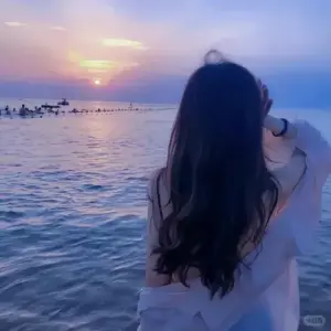 Hoàng hôn tím phủ quanh cô gái xinh giấu mặt nhìn biển, tóc dài đổ sau lưng