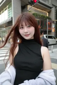 Bên ô cửa tàu điện, cô gái áo khoác kem nhìn ra ngoài, ánh chiều phủ rất êm