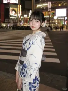 Trên vạch qua đường ban đêm, cô nàng mặc yukata xanh trắng nhìn ngang đầy duyên dáng