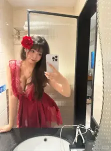 Qua gương phòng tắm, váy đỏ và hoa cài tóc làm nụ cười thêm ngọt