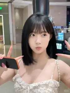 Biểu cảm ngạc nhiên của bạn gái áo trắng ren khiến bức selfie trong phòng thêm đáng yêu