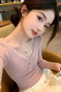 Buổi sáng trong phòng ngủ, nàng váy hai dây ngồi cạnh rèm trắng, mắt nhìn rất hiền