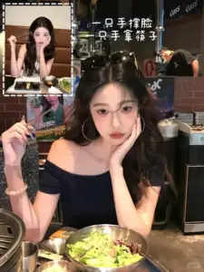 Ở quán ăn tối, nàng chống cằm bên đĩa salad, áo đen lệch vai rất xinh