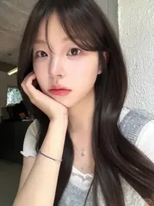 Selfie cận mặt làm nổi bật đôi mắt to, áo trắng ren và mái tóc đen