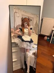 Gương chụp trong phòng ngủ ghi lại phong cách maid đen trắng với dáng đứng tự nhiên