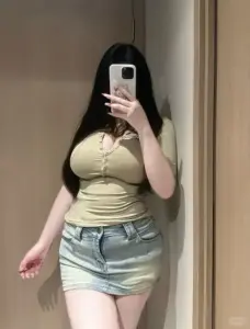 Bên hồ bơi đêm, bikini trắng cùng ánh nước giúp ảnh gái xinh sexy thêm nổi