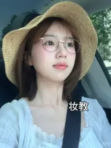 Chiếc mũ cói và áo trắng khiến nàng thơ mắt kính nhìn nghiêng thật trong trẻo