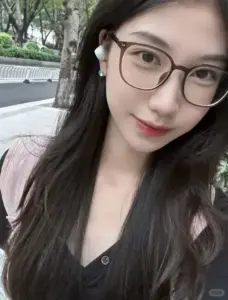 Góc selfie ngoài trời bắt nụ cười nhẹ của nàng tóc dài đeo kính áo đen
