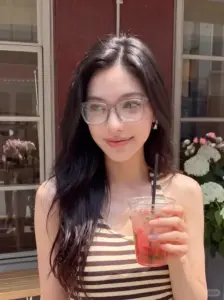 Ly nước đỏ trong tay làm girl xinh đeo kính thêm rạng rỡ bên bàn quán