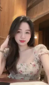Bàn ăn ánh vàng làm áo hoa nhí và nụ cười hiền trở nên ấm áp