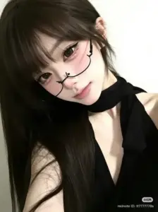 Kính gọng mảnh giúp hot girl mạng trong áo đen thêm lanh lợi, khăn cổ buộc gọn