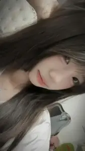 Tư thế nằm nghiêng của ảnh gái xinh TikTok có tóc dài xõa và ánh nhìn xa