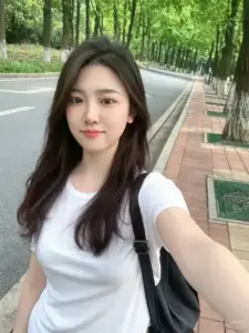Trên con đường vắng, cô gái áo trắng selfie, tóc đen xõa mềm nụ cười kín đáo