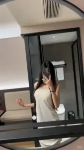 Góc hành lang tối thấy cô gái váy trắng đứng xa che mặt qua gương hẹp