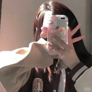 Nắng xiên lên vai hot girl áo trễ vai cầm điện thoại hoa che gần hết mặt
