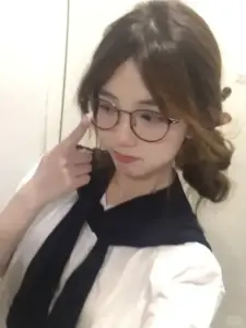 161 Ảnh Gái Xinh Đeo Kính Cute với nụ cười tỏa nắng và vibe học đường cực cuốn