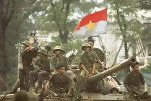 83 Hình Nền Bộ Đội Việt Nam với quân phục xanh mũ cối, ba lô và ánh mắt kiên định