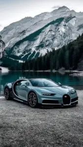 Thân xe xanh đen bóng sâu của Bugatti Chiron nằm thấp dưới ánh đèn gara sang trọng.