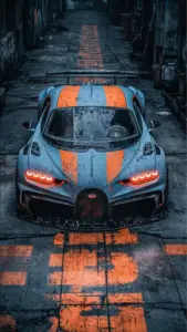 Góc phố ướt phản chiếu chiếc Bugatti Veyron màu bạc với đèn pha sáng lạnh phía trước.