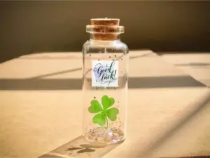 Ánh sáng mềm phủ lên thảm cỏ, làm chiếc lá chính nổi bật giữa vùng xanh nhạt phía sau.