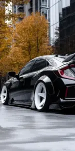 Bố cục của nền xe Honda thể thao đặt xe bạc giữa phố đêm, đèn sau sáng rõ.