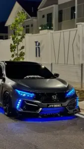 Một tấm nền Honda Civic đẹp cho thấy đuôi xe trắng, đèn hậu đỏ và nền phố mờ.