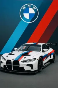 Vệt sáng cam trượt qua nắp capo, xe BMW màu đen đứng yên giữa con phố khuya.