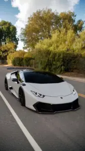 Thân xe vàng bóng của Lamborghini Aventador nằm thấp trên phố đêm, đèn pha hắt sáng lên mặt đường ướt.