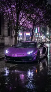 Mũi xe sắc của Lamborghini Revuelto hướng về phía máy ảnh, hốc gió lớn nổi bật trên nền tối.
