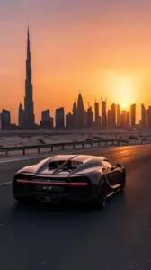 Bộ đèn pha mảnh của Bugatti sáng lên giữa màn sương nhẹ, thân xe xanh phản chiếu mặt đường.