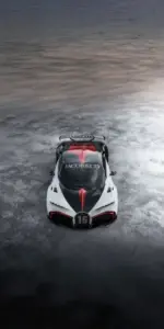Gara tối đặt Bugatti xanh ở trung tâm, nền sau mờ nhẹ giúp chiếc xe nhìn rất nổi.