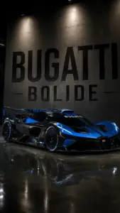 Nắp capo Bugatti phủ ánh đèn vàng, logo nhỏ phía trước nằm đúng điểm nhìn của ảnh.