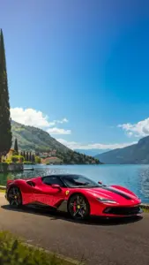 Chiếc Ferrari bạc nằm giữa phố mưa, mặt đường ướt tạo phản chiếu dài dưới bánh xe.