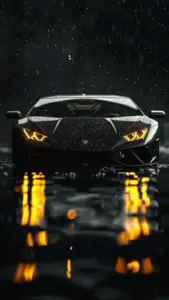 Một chiếc Ferrari đỏ chạy ngang đường đua, khán đài phía sau mờ nhẹ theo tốc độ.
