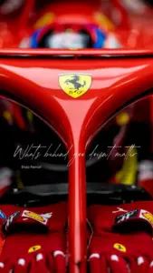 Một chiếc Ferrari đỏ đứng giữa quảng trường vắng, phía sau là ánh đèn vàng và tường cổ.