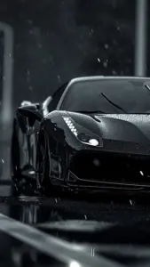 Khung ảnh tập trung vào đường cong thân xe Ferrari, màu sơn bóng nổi bật trên nền tối.