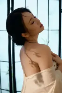 Cạnh ô cửa sáng, hình thể mềm mại được che bằng khăn trắng và mái tóc búi