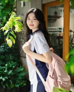 Ở cầu thang trường cũ, nữ sinh ngồi đọc sách, ánh nắng hắt lên đồng phục rất nhẹ