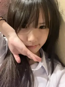 Giữa sân bóng rổ, đồng phục học sinh trắng xanh nổi bật, cô gái cột tóc nhìn năng động