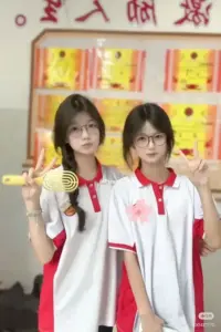 Cạnh tủ giày hành lang, cô bạn cúi chỉnh dây giày, mái tóc ngang vai che má mềm