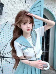 Bên khung cửa xanh, nữ sinh mặc cổ áo thủy thủ cầm ô trắng, ánh nhìn khá ngọt