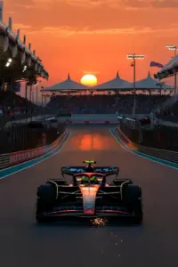 Gương mặt tập trung của Lewis Hamilton sau lớp kính mũ bảo hiểm hiện rõ, nền sau nhòe nhanh vì tốc độ cao.